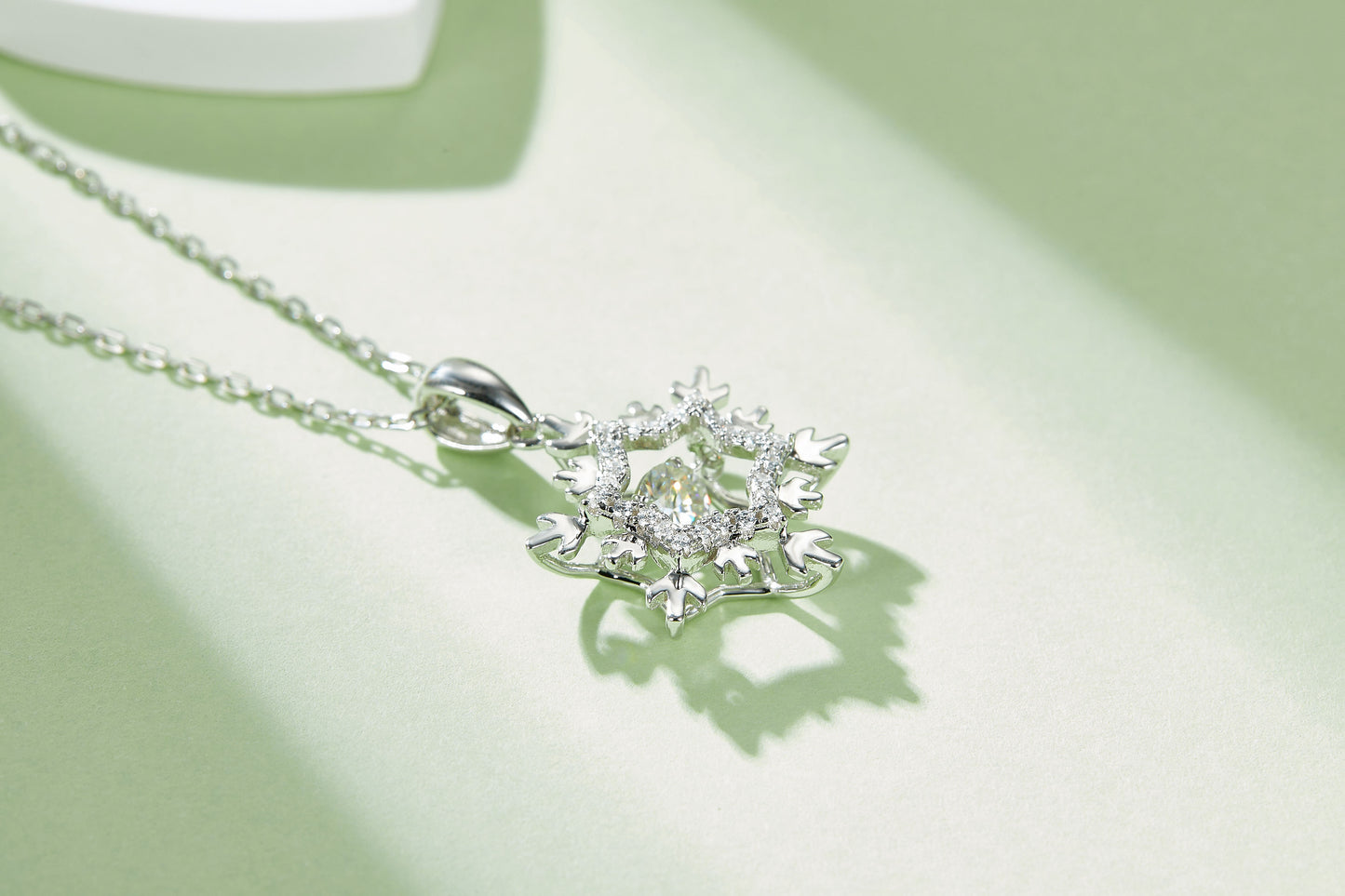 The Al-Turath Royal Pendant: Brilliant Moissanite in Platinum-Finished S925 Silver